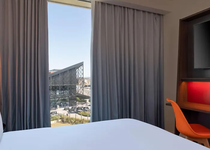 Hampton By Hilton Ashford International