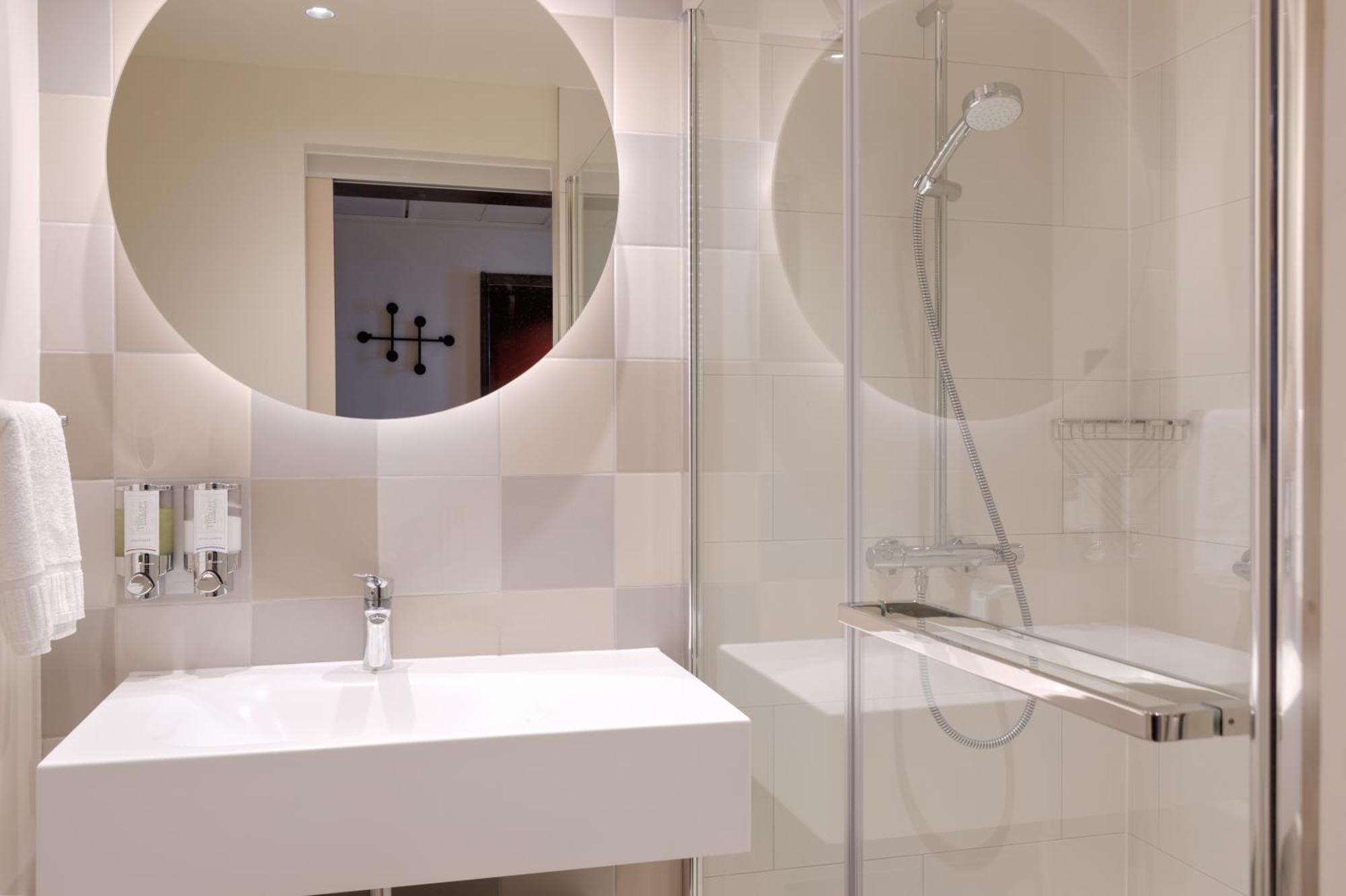 Hampton By Hilton Ashford International Hotel